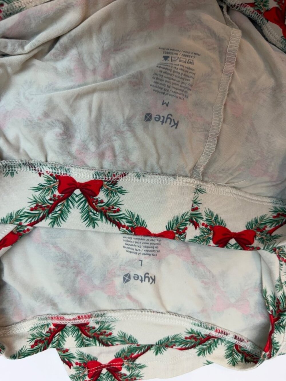 Kyte Christmas Holly Pine Bow Print Pajama Set Size Medium/Large Long Sleeve - Picture 4 of 4